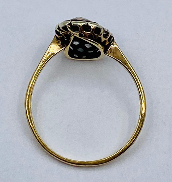 A 9ct gold ring in a daisy style.AF - Image 5 of 5