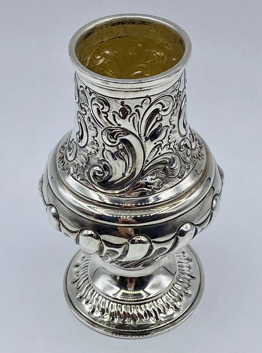 A Hallmarked silver sugar shaker approx 20 cm high, 194 g Hallmarked for London 1894 by Henry - Image 3 of 5