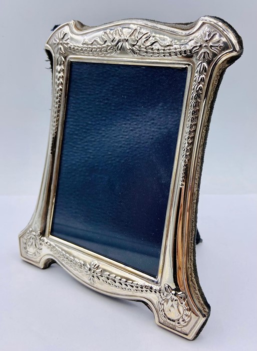 A silver photo frame, hallmarked for Sheffield 1998 by Carr's of Sheffield Ltd (18cm x 15cm)