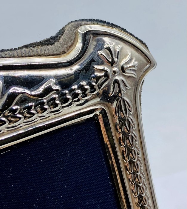 A silver photo frame, hallmarked for Sheffield 1998 by Carr's of Sheffield Ltd (18cm x 15cm) - Image 2 of 4