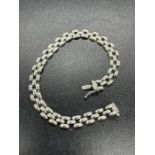 A 9ct white gold bracelet (9.8g)