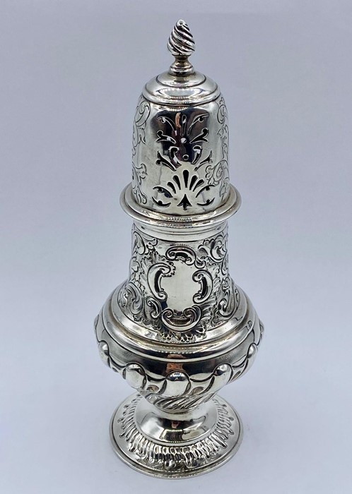 A Hallmarked silver sugar shaker approx 20 cm high, 194 g Hallmarked for London 1894 by Henry