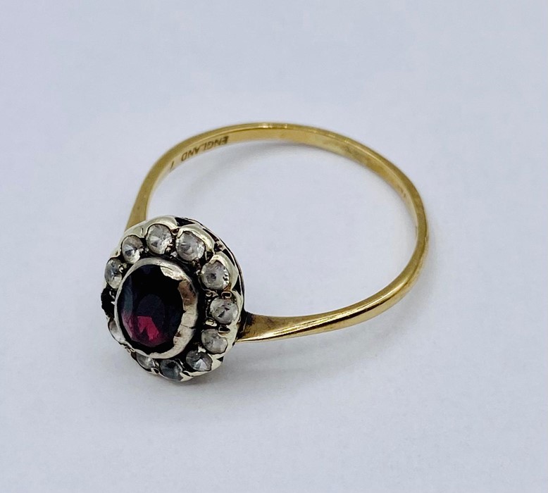 A 9ct gold ring in a daisy style.AF