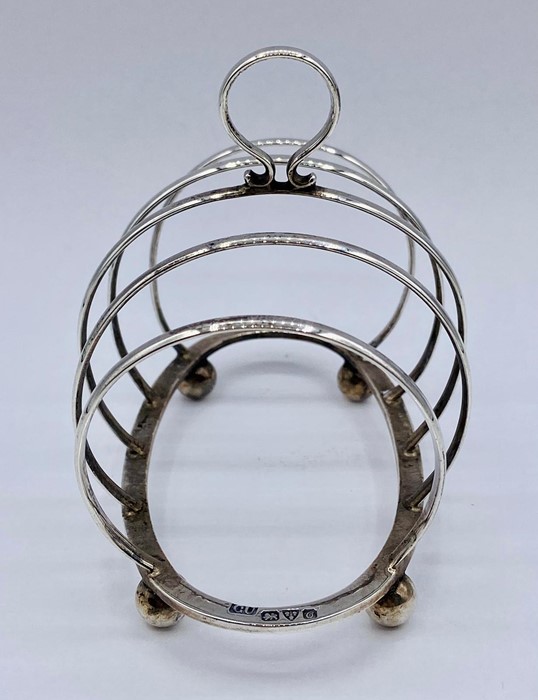 A silver toast rack by George Unite & Sons, hallmarked Chester 1914 (9.5cm x 8cm) - Image 2 of 4
