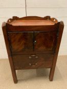 A George III mahogany night table, the two doors enclosing a cupboard (H77cm W52cm D45cm)