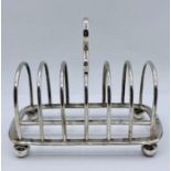 A silver toast rack by Goldsmiths and Silversmiths, hallmarked London 1914 (Total weight 305g) (17cm