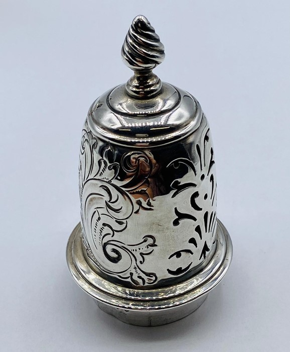 A Hallmarked silver sugar shaker approx 20 cm high, 194 g Hallmarked for London 1894 by Henry - Image 2 of 5
