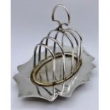 An Elkington & Co silver toast rack on stand, hallmarked for 1902 (248g) (17cm long)