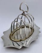 An Elkington & Co silver toast rack on stand, hallmarked for 1902 (248g) (17cm long)