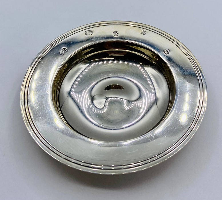 Two small silver dishes, hallmarked for London 2000 by the maker Comyns of London Ltd (116g) - Image 4 of 6