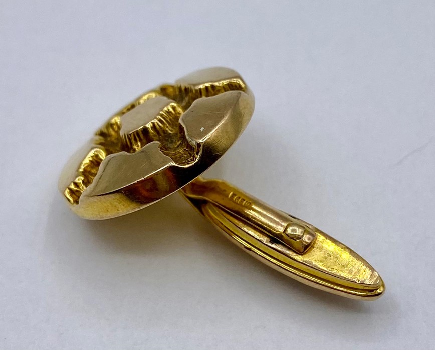 A pair of 9ct gold Gents cuff links (8.9 Total weight) - Image 2 of 4