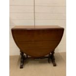 A drop leaf mahogany table with string inlay (H76cm W80cm)