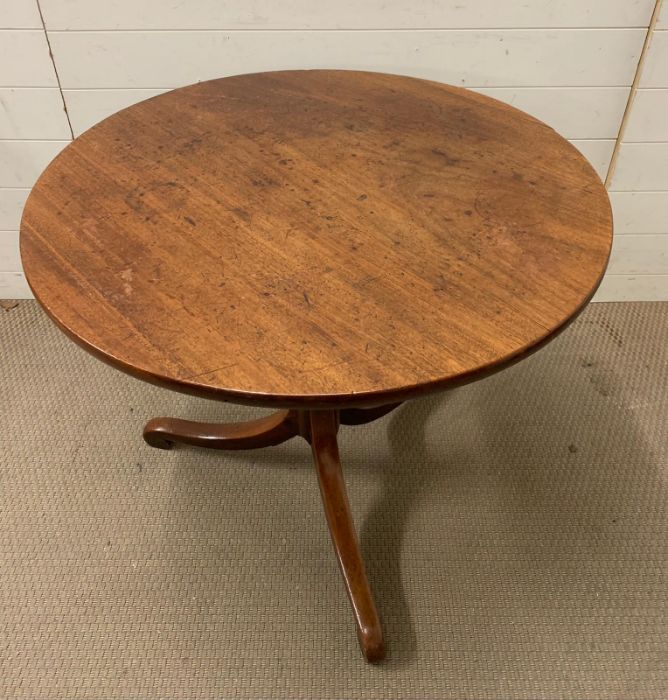 An oak center table on turned column, terminating on scroll feet, tilt top ( Diameter 84cm x 72cm - Image 2 of 3