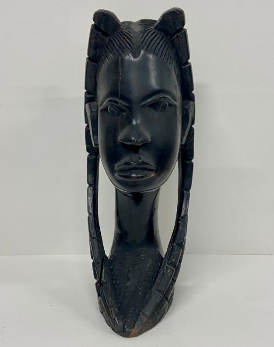 An African tribal art wooden carving (30cm tall) - Image 2 of 3