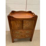 A George III mahogany night table, the two doors enclosing a cupboard and drawers below (H80cm W59cm
