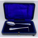 A cased silver baby set of spoon and pusher, Birmingham 1922, by Joseph Gloster Ltd