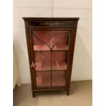 A mahogany display cabinet with floral inlay (H114cm W58cm D29cm)