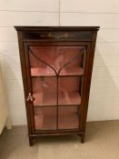 A mahogany display cabinet with floral inlay (H114cm W58cm D29cm)