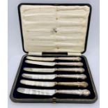 A Boxed set of Mappin and Webb silver handled butter knives, hallmarked for Sheffield 1918.