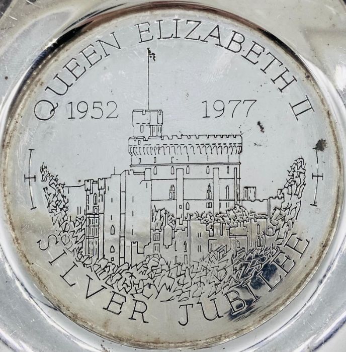 Pair of Sterling silver Queens Silver Jubilee commemorative pin dishes by Cooper Brothers Limited - Image 3 of 7