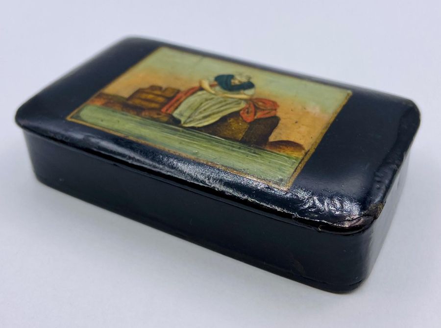 A Georgian snuff box with painting of washer woman to lid - Image 3 of 4