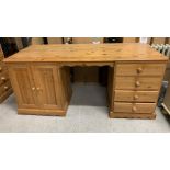 A pine knee hole desk with drawers and cabinet to side (H77cm W174cm D76cm)