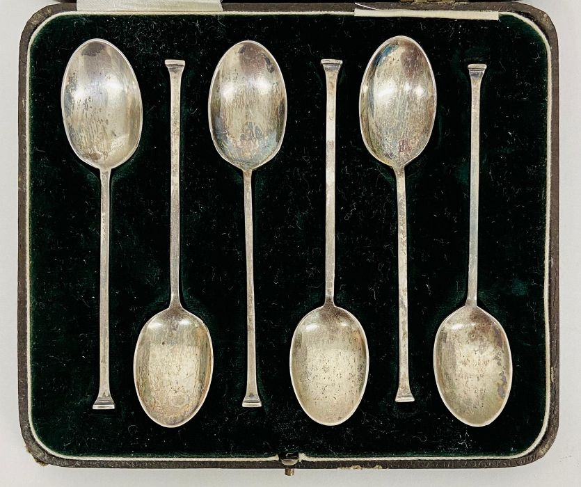 A Boxed set of Mappin and Webb silver Art Deco style coffee spoons, hallmarked Sheffield 1927.