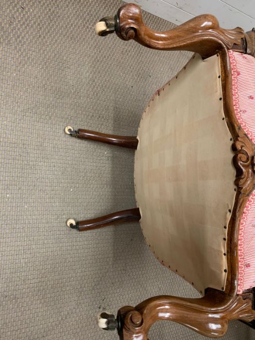 A Victorian button backed walnut armchair - Image 5 of 6