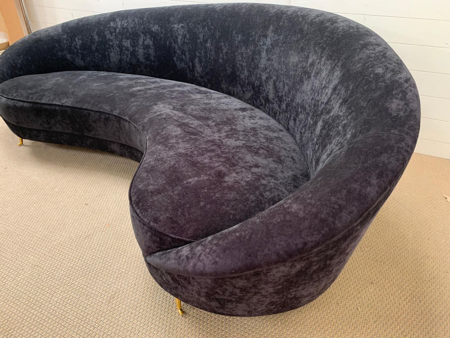 A kidney shape contemporary sofa on gilt legs, dark blue (H80cm W25cm SH38cm) - Image 4 of 7