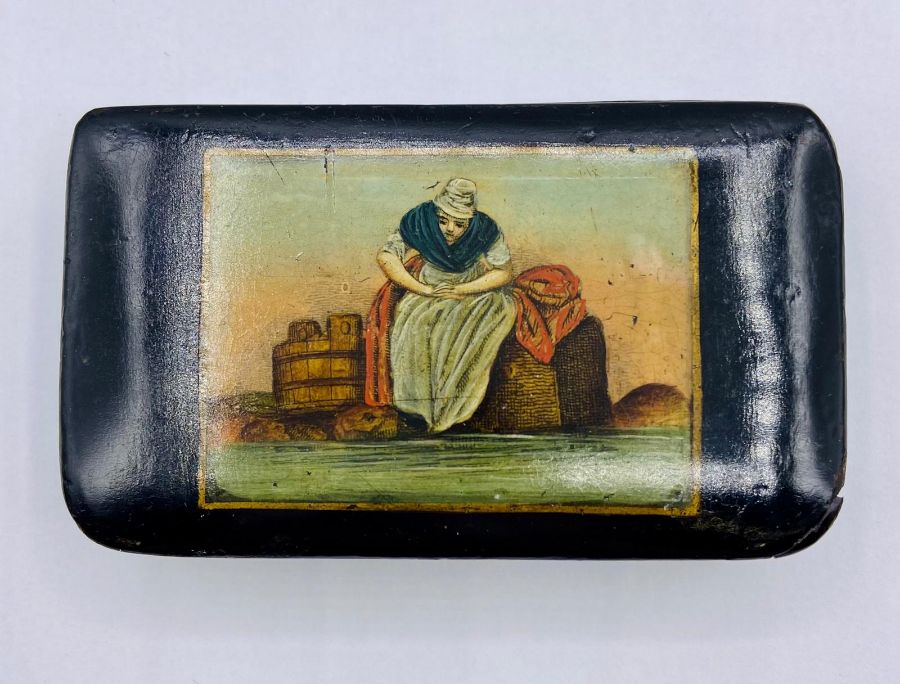 A Georgian snuff box with painting of washer woman to lid