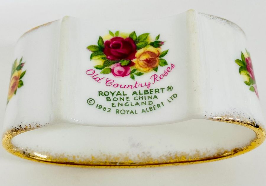A Royal Albert Country Roses pattern milk jug and eight napkin rings - Image 3 of 5