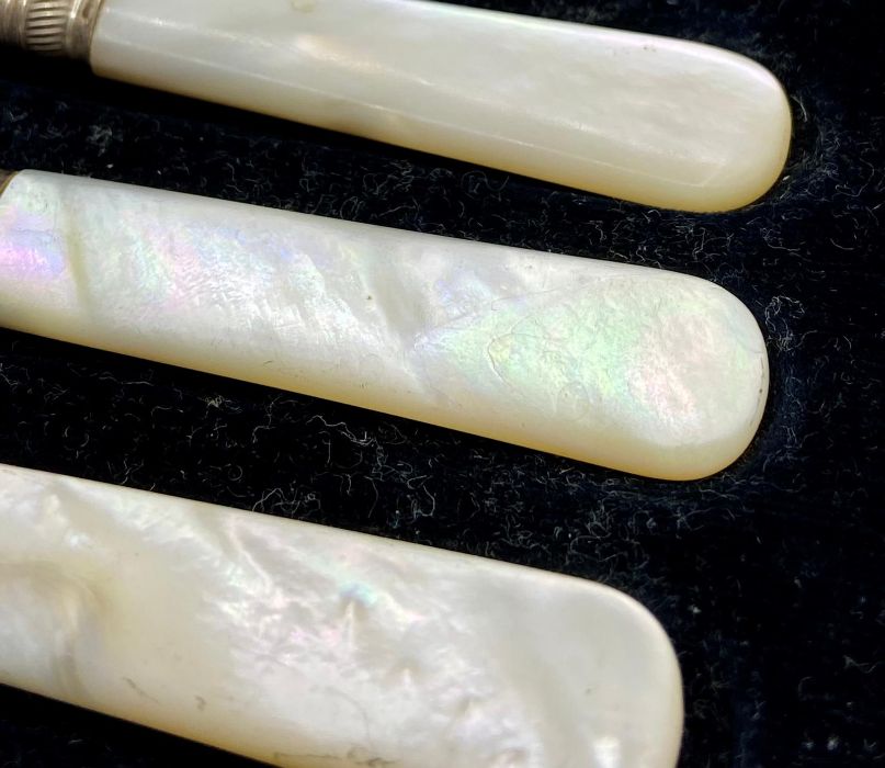 A cased set of six stainless steel and mother of pearl butter knives - Image 3 of 4