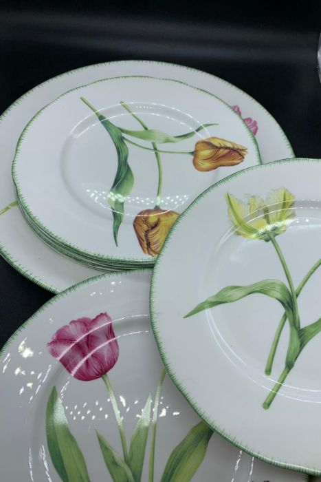 A selection of floral plates, eight plates and one larger one by Sally Crosthwaite for Carolyn - Image 4 of 6