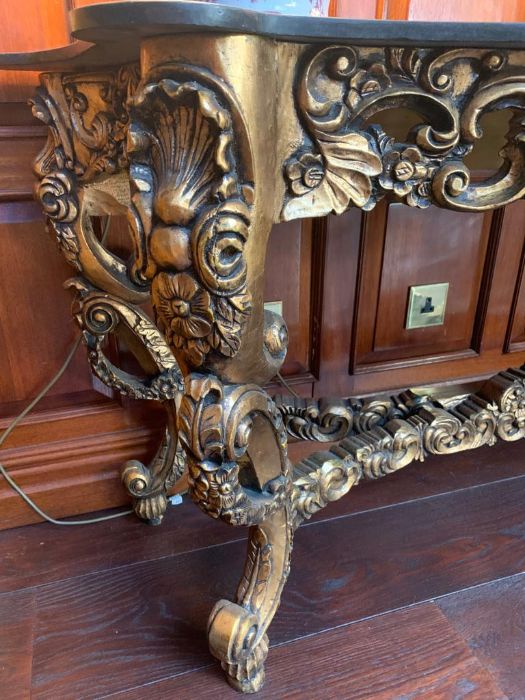 A French style marble topped table with decorative legs (147cm x 58cm x 78cm) - Image 3 of 5