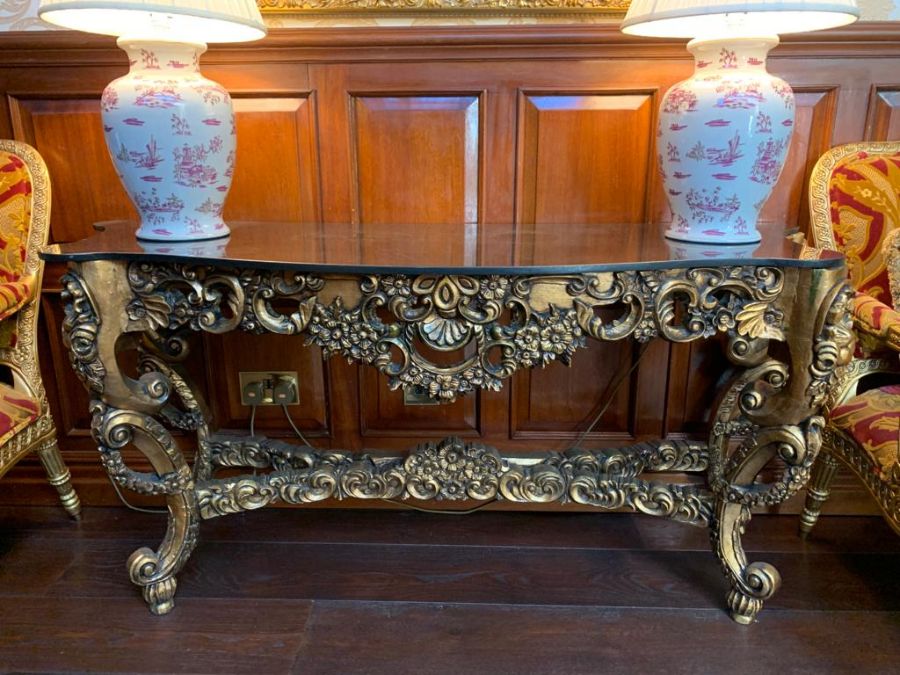 A French style marble topped table with decorative legs (147cm x 58cm x 78cm) - Image 2 of 5