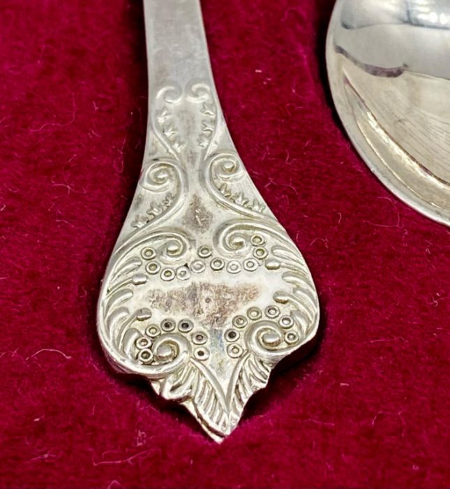 A Boxed set of six hallmarked silver reproduction Charles II 'Trifid' or Lace Back spoons by Francis - Image 2 of 6