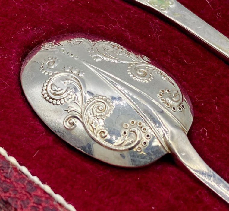 A Boxed set of six hallmarked silver reproduction Charles II 'Trifid' or Lace Back spoons by Francis - Image 6 of 6