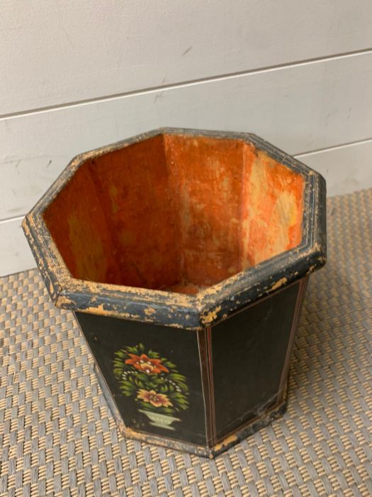 A Chinoiseries planter - Image 4 of 5