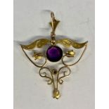 A 9ct gold pendant with central amethyst and seed pearls (1.8g)