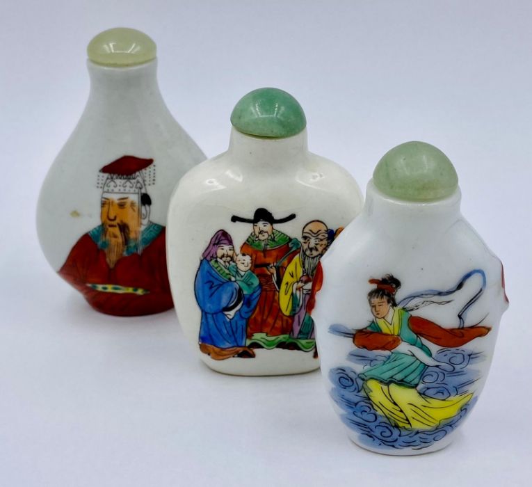 A collection of Chinese scent bottles in a wooden wall hanging display case. - Image 3 of 7