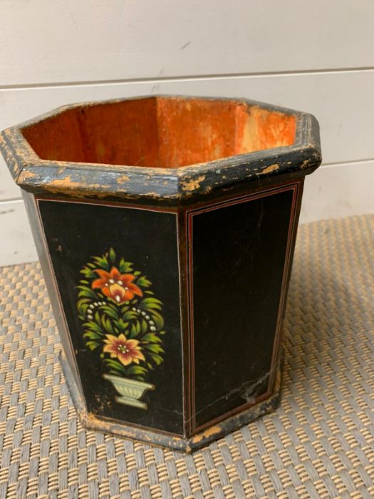 A Chinoiseries planter - Image 2 of 5