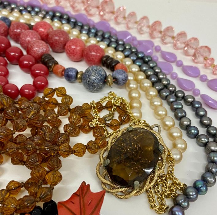 A small selections of various items to includes beads - Image 3 of 5