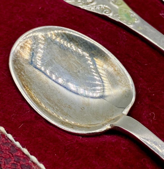 A Boxed set of six hallmarked silver reproduction Charles II 'Trifid' or Lace Back spoons by Francis - Image 4 of 6