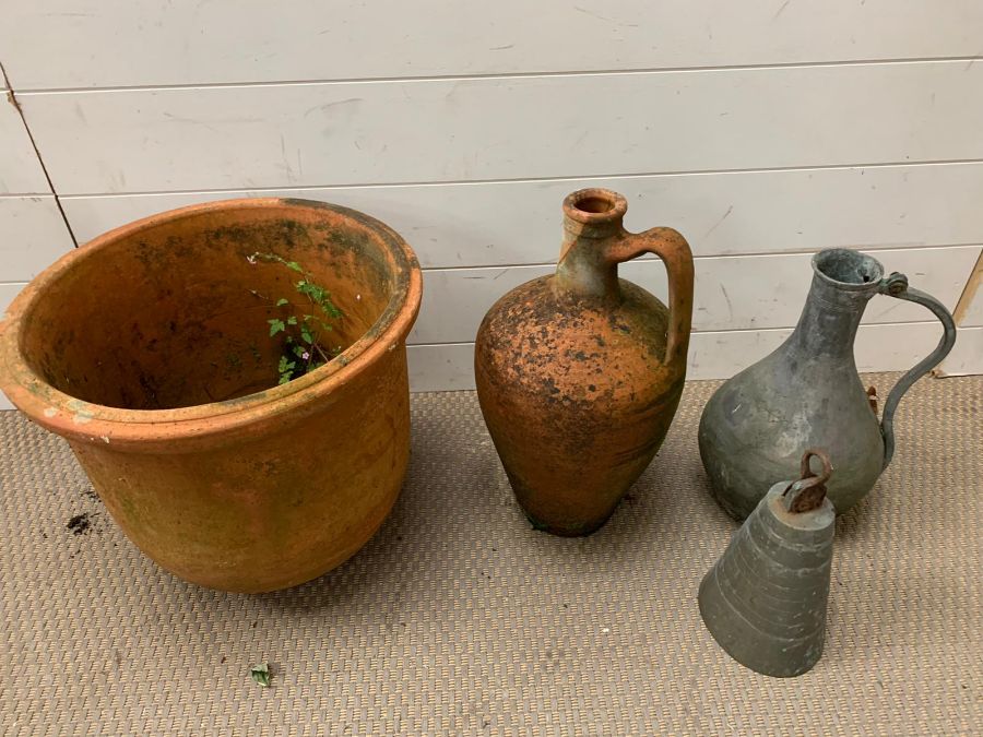 A terracotta urn and plant pot along with a metal jug and bell - Image 2 of 4