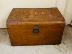 A large metal trunk (74cm x 44cm x 49cm)