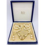 A Pearl necklace with 9 ct gold horse head pendant on a clasp marked 585. (Approximate weight of