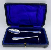 A cased silver baby set of spoon and pusher, Birmingham 1922, by Joseph Gloster Ltd