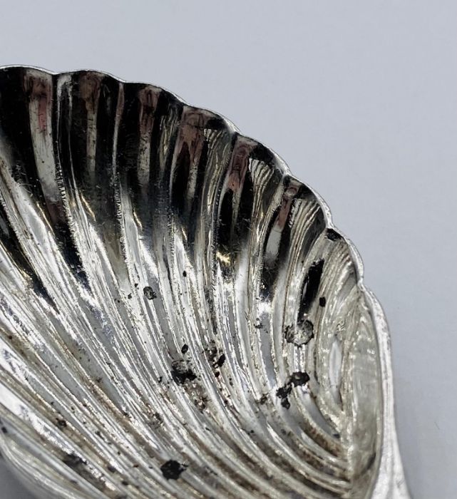 A silver caddy spoon, hallmarked for Birmingham by A Marston & Co 1968 - Image 2 of 5