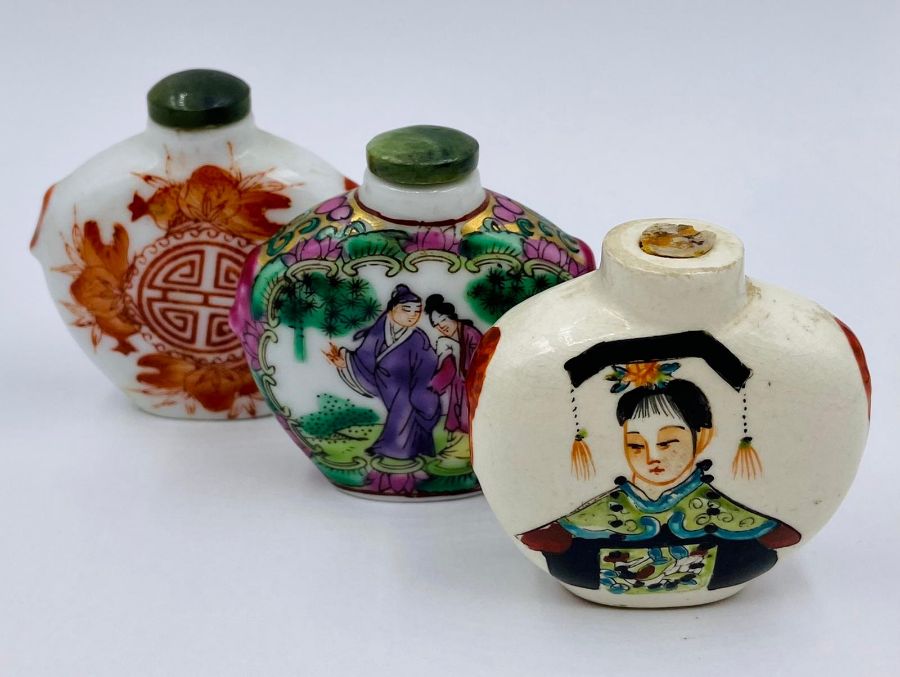 A collection of Chinese scent bottles in a wooden wall hanging display case. - Image 6 of 7