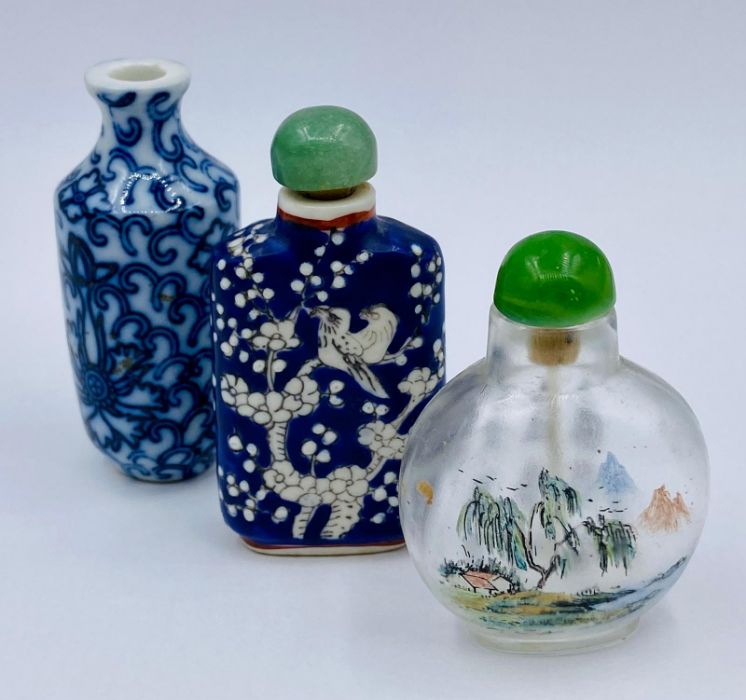 A collection of Chinese scent bottles in a wooden wall hanging display case. - Image 5 of 7